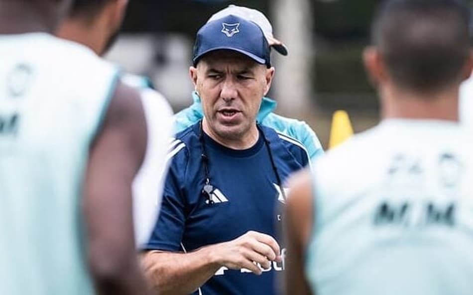 Técnico do Cruzeiro prepara equipe para maratona de jogos