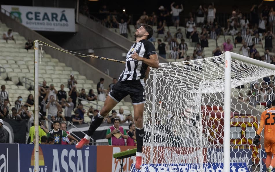 Ex-Corinthians se destaca no Ceará e vira herói de título cearense