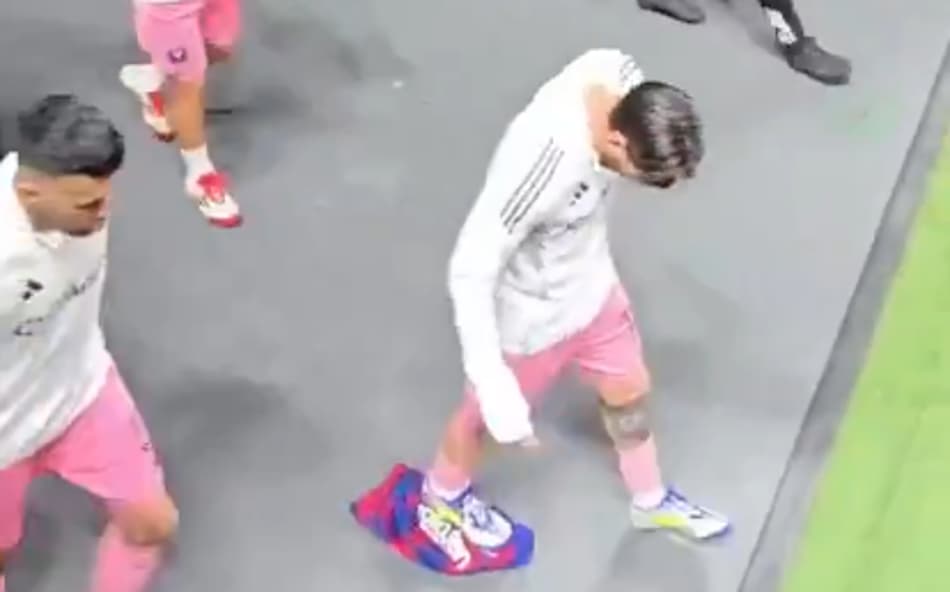 Vídeo de Messi pisando em camisa do Barcelona viraliza entre torcedores do Real