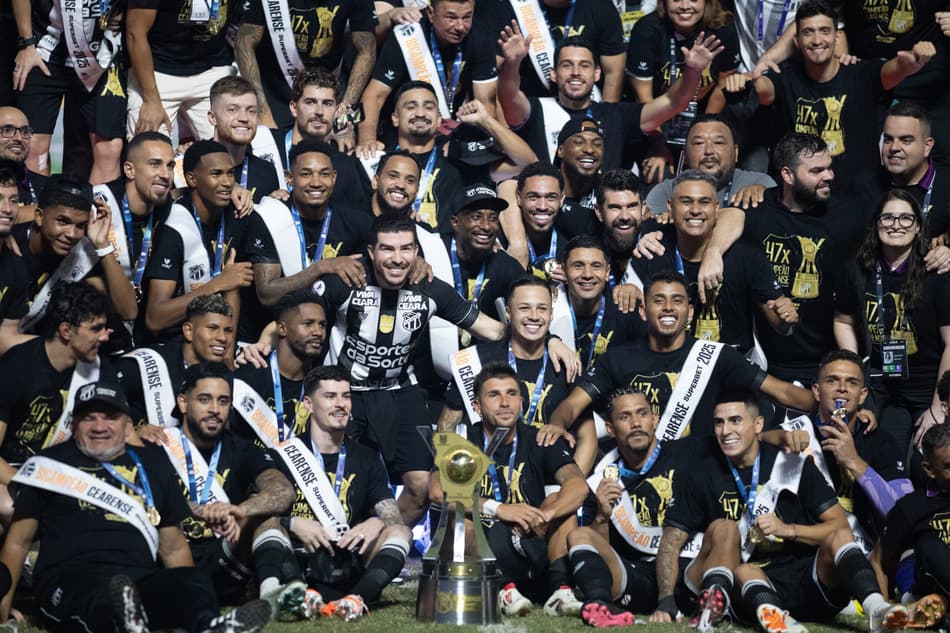 Jogadores do Ceará comemoram titulo de campeão cearense com o troféu. (foto: Baggio Rodrigues/AGIF)
