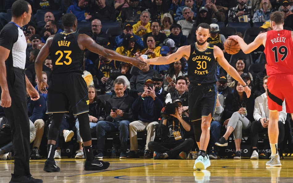 Stephen Curry sofre queda em partida contra o Raptors; veja