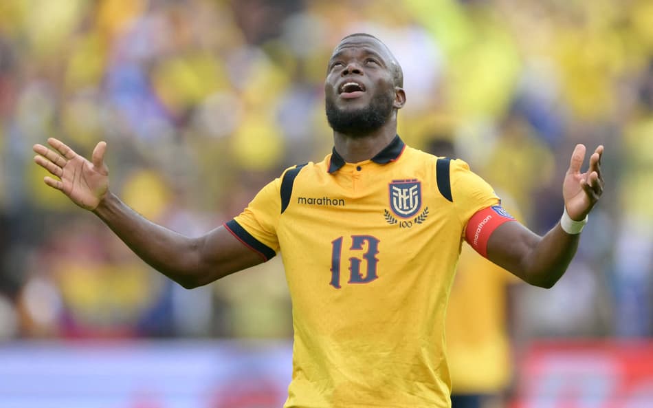 Enner-Valencia-comemora-um-de-seus-gols-na-vitoria-do-Equador-sobre-a-Venezuela-scaled-aspect-ratio-512-320