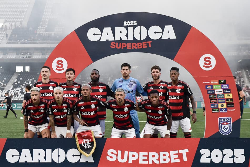Jogadores do Flamengo posam para foto antes na partida contra Vasco no estadio Engenhao pelo campeonato Carioca 2025. Foto: Thiago Ribeiro/AGIF