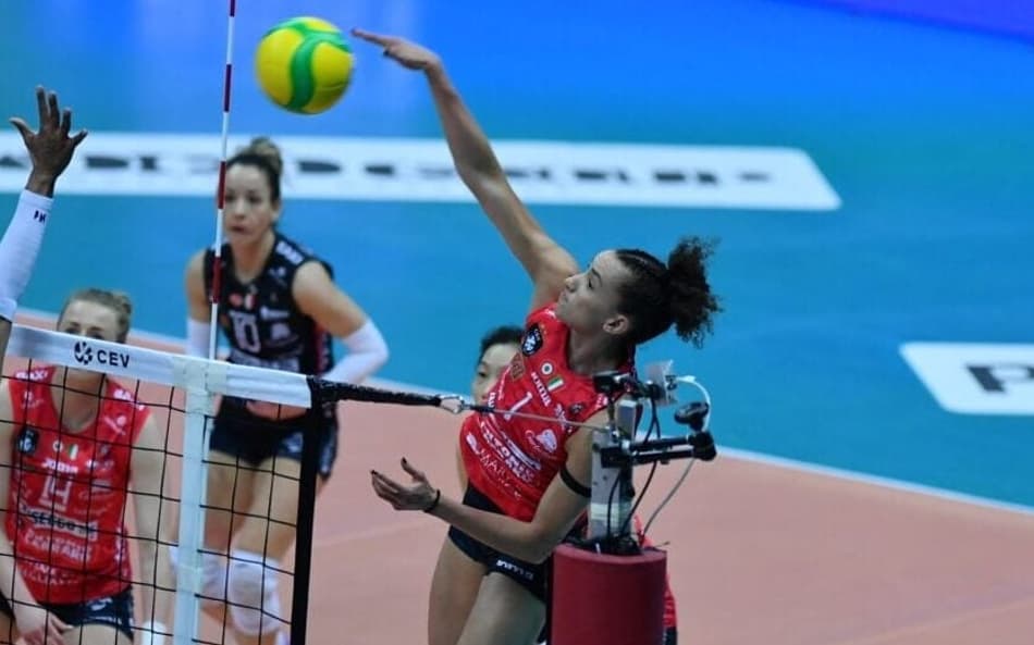 Time de Gabi Guimarães vence jogo da semifinal do campeonato italiano