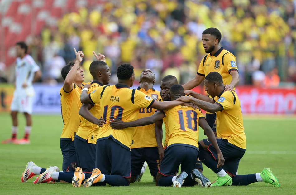 Jogadores do Equador celebram gol marcado por Enner Valencia sobre a Venezuela, pelas Eliminatórias