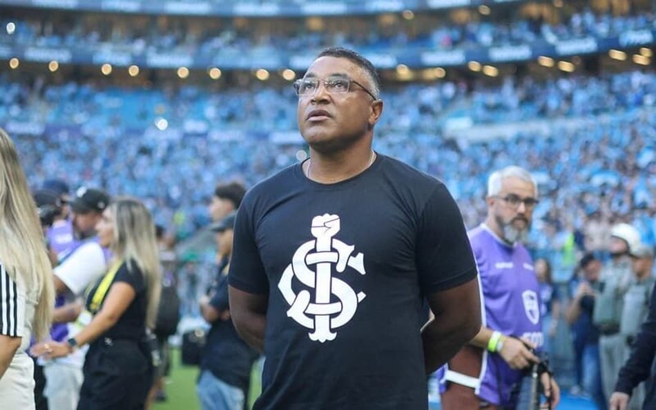 Roger Machado veste camisa do Internacional com mensagem antirracista