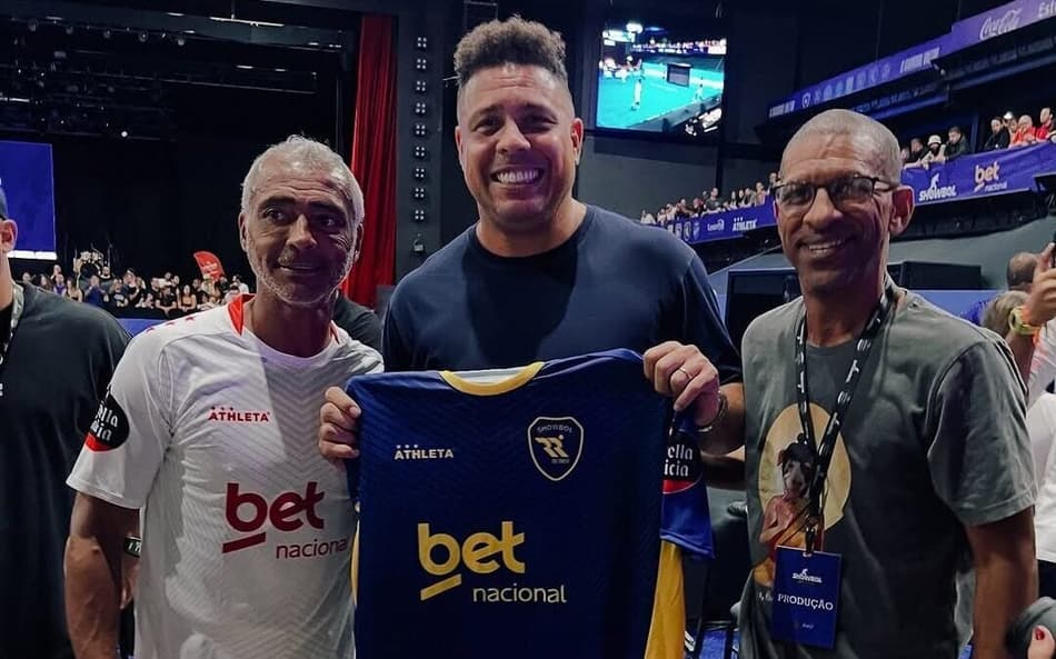 Showbol tem reencontro entre Romário e Ronaldo Fenômeno