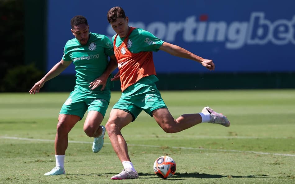 Palmeiras faz treino tático e segue preparação para a final; Paulinho e Gómez evoluem