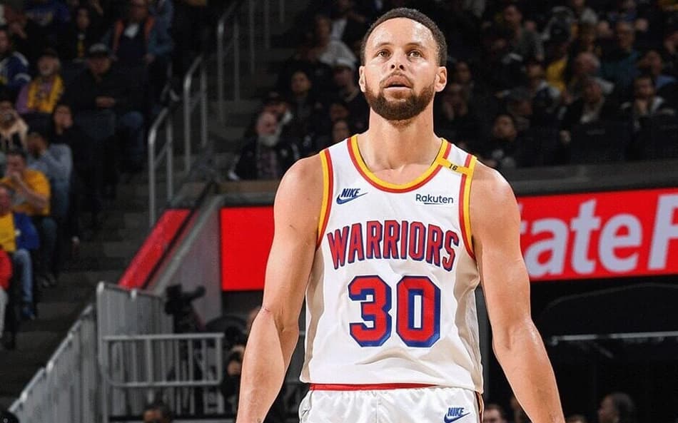 Stephen Curry pode bater mais uma marca inédita na NBA em próximo jogo do Warriors