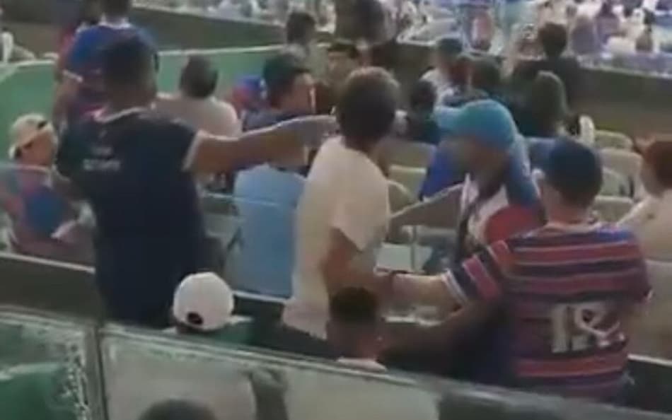 Jogador do Fortaleza discute com torcedores no Castelão; vídeo