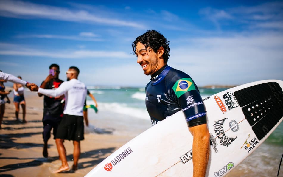 Yago Dora vence Italo Ferreira em final brasileira e é campeão de etapa da WSL em Portugal