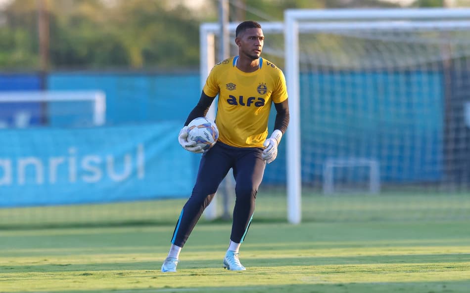 Grêmio renova contrato de Adriel para emprestá-lo a time da Série B