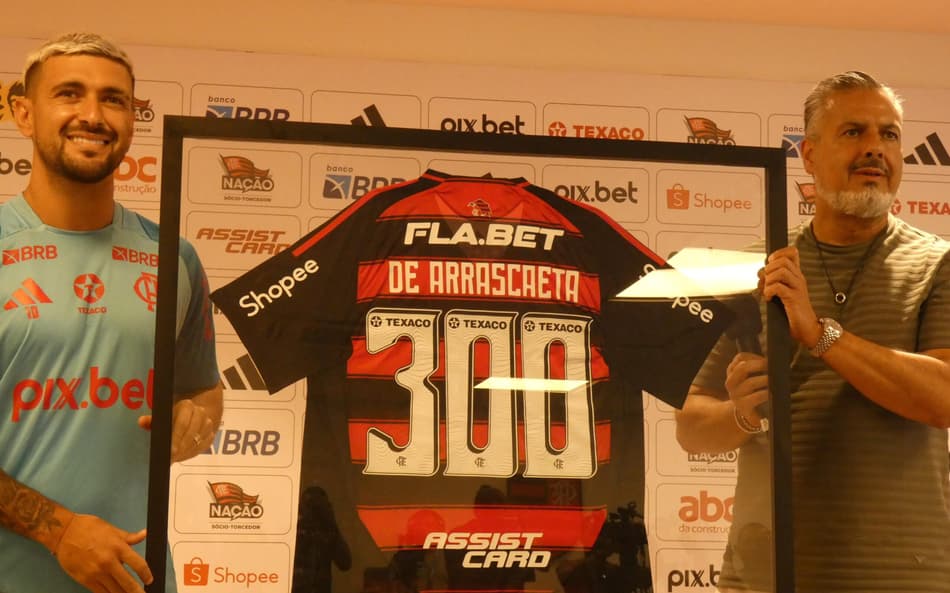 Arrascaeta recebe homenagem do Flamengo por completar 300 jogos