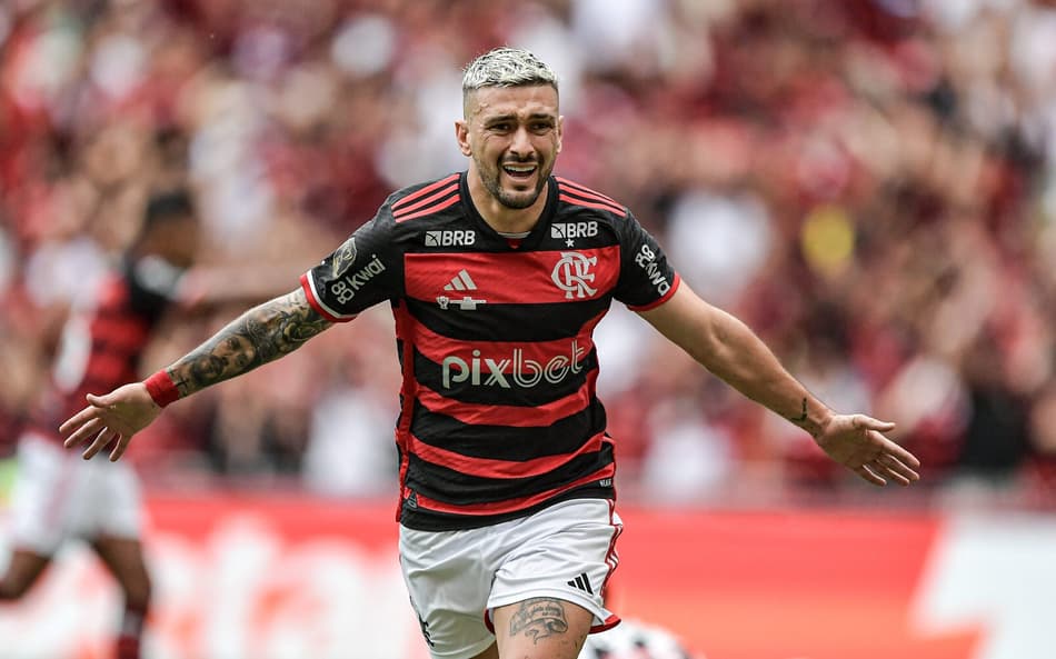 Ídolo rubro-negro: Arrascaeta faz tatuagem em homenagem ao Flamengo