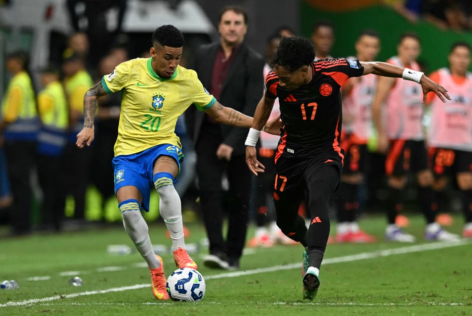 Savinho em ação no jogo do Brasil contra a Colômbia no Mané Garrincha