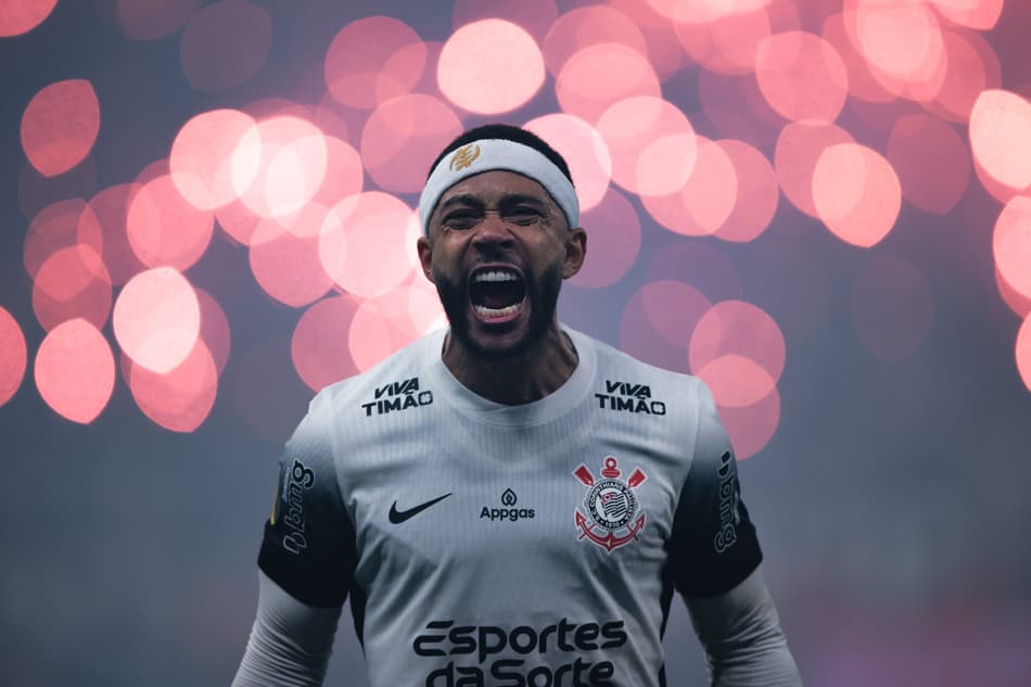 Memphis Depay comemora título do Corinthians sobre o Palmeiras na final do Paulistão