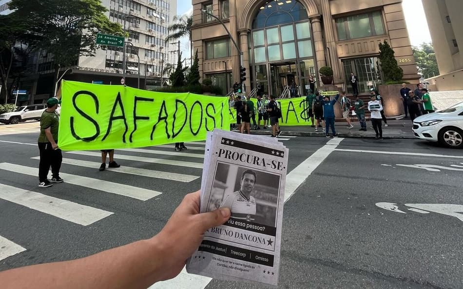 Torcida do Coritiba faz protesto na Faria Lima contra a SAF