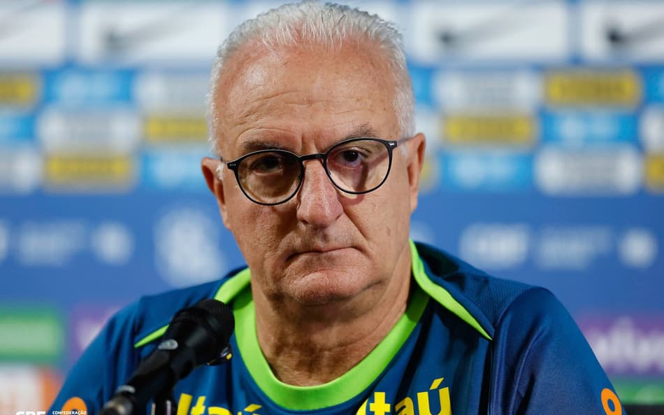 Dorival Jr tropeça após coletiva da Seleção, e cena viraliza; veja