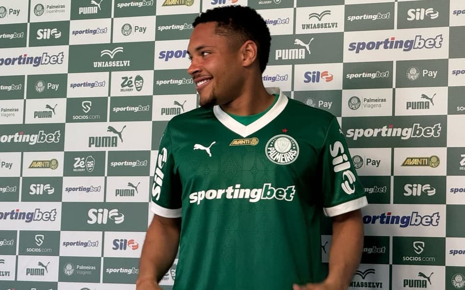 Vitor Roque aponta data de estreia pelo Palmeiras e comenta dupla com Estêvão