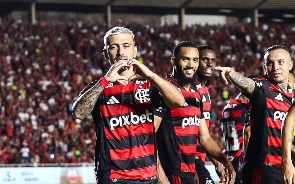 Torcida do Flamengo homenageia Arrascaeta em clássico contra o Vasco