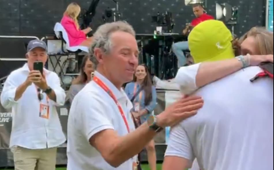 João Fonseca recebe carinho dos pais após vitória em Miami. Vídeo