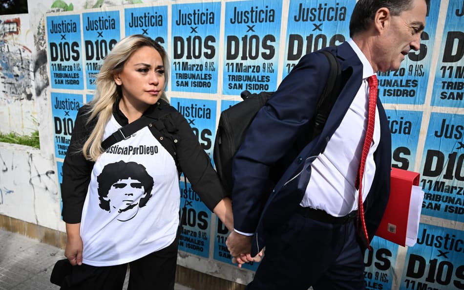 Morte de Maradona: promotor expõe corpo e chama médicos de assassinos