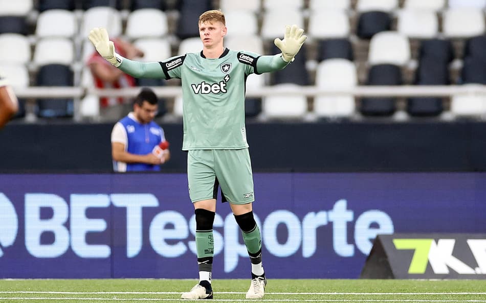 Botafogo toma decisão sobre interesse do Grêmio em goleiro Raul