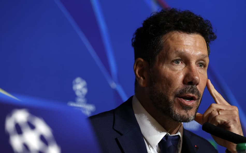 Simeone detona VAR após gol anulado de Alvarez: ‘Levante a mão quem viu dois toques’