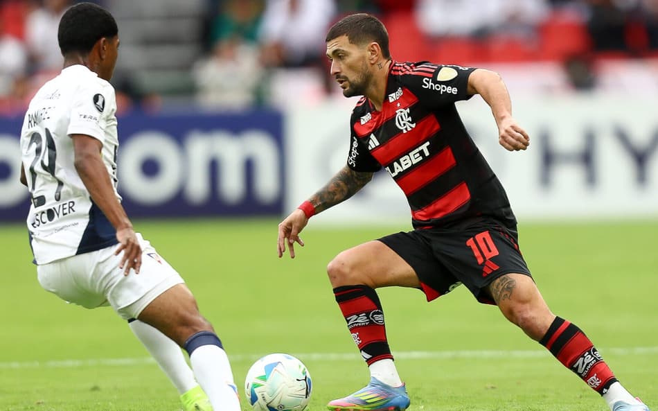 Arrascaeta durante a partida contra a LDU (Foto: Gilvan de Souza/Flamengo)