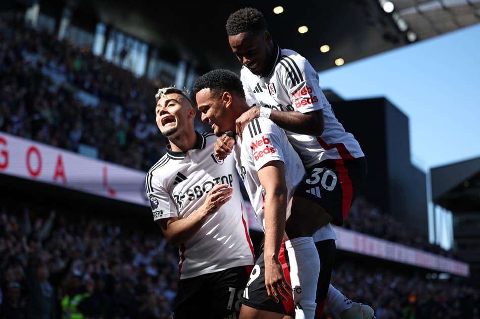 Rodrigo Muniz e Andreas Pereira comemora gol do Fulham contra o Liverpool
