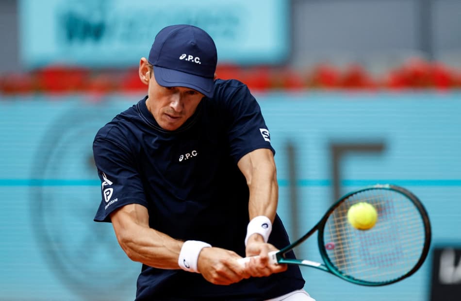O australiano Alex De Minaur devolve a bola na vitória sobre o italiano Lorenzo Sonego em Madri(OSCAR DEL POZO / AFP)
