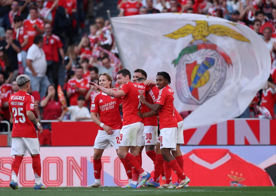 Otamendi comemora gol marcado pelo Benfica