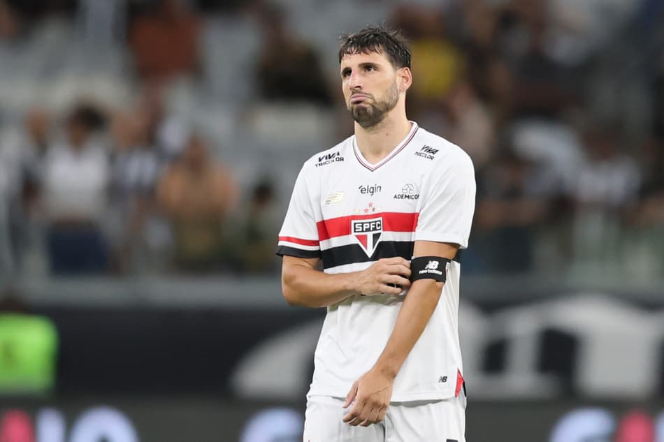Calleri tirando a faixa de capitão em jogo do São Paulo