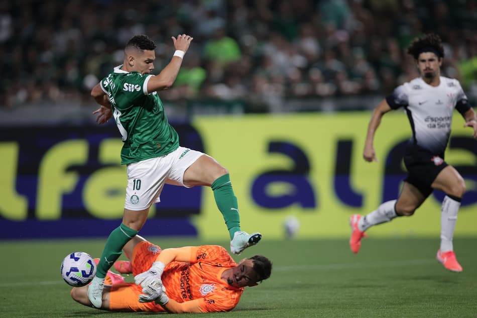 Paulinho disputou 13 minutos do jogo (Foto: Ettore Chiereguini/AGIF)