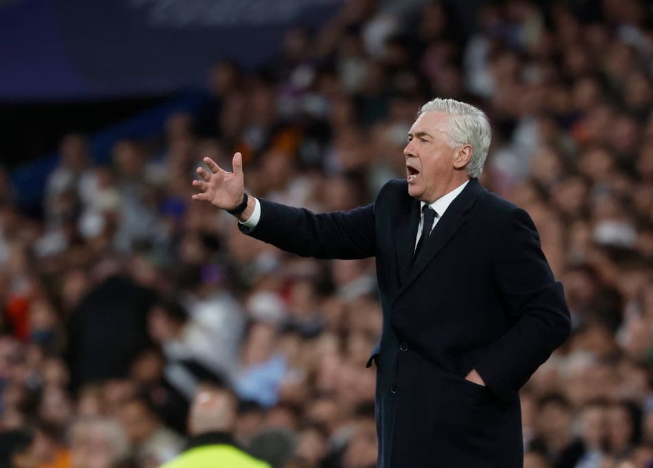 Ancelotti orienta jogadores do Real Madrid em jogo contra o Arsenal
