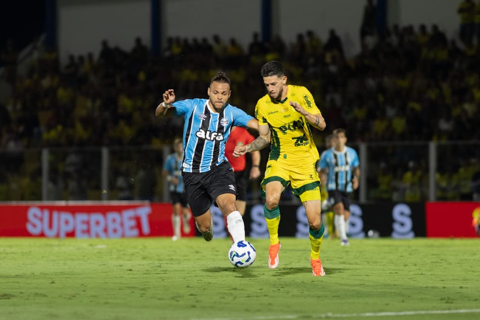 Braithwaite em disputa de bola no jogo contra o Mirassol. (Foto: Lucas Uebel/Grêmio FBPA)