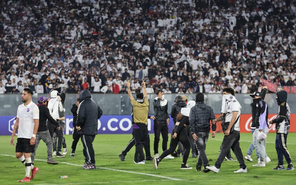 Torcedores invadem o campo em Colo-Colo x Fortaleza. (foto: Javier TORRES / AFP)