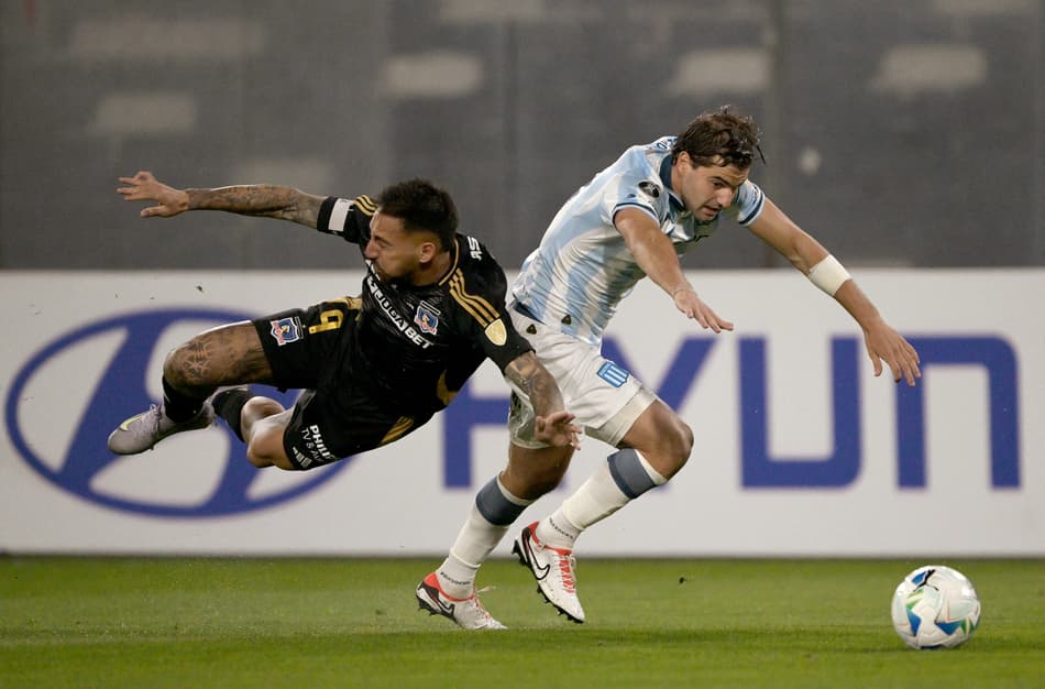 Javier Correa e Santiago Sosa em Colo-Colo x Racing, no estádio David Arellano, em Santiago. (foto: Rodrigo ARANGUA / AFP)