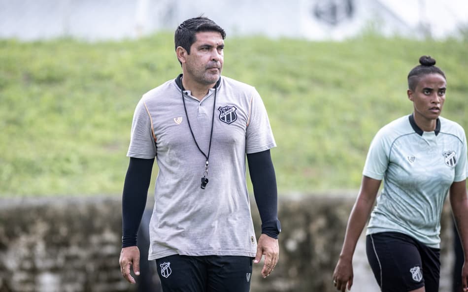 Erivelton Viana, treinador do Ceará, durante treino preparatório para Brasileirão A3.