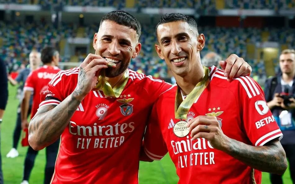 Otamendi e di María com medalha de campeões da Liga Portugal