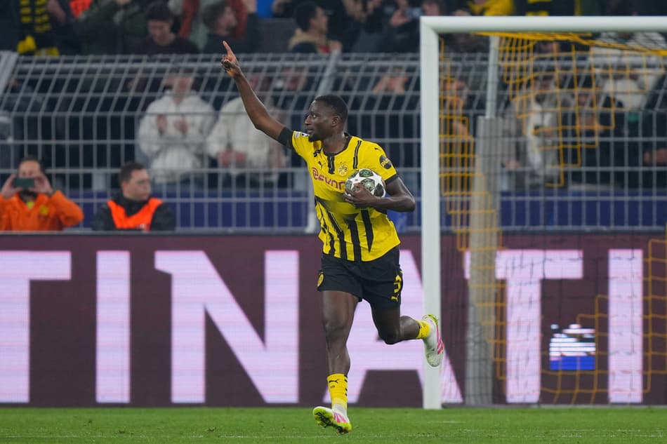 Guirassy comemora gol marcado pelo Dortmund sobre o Barcelona na Champions League
