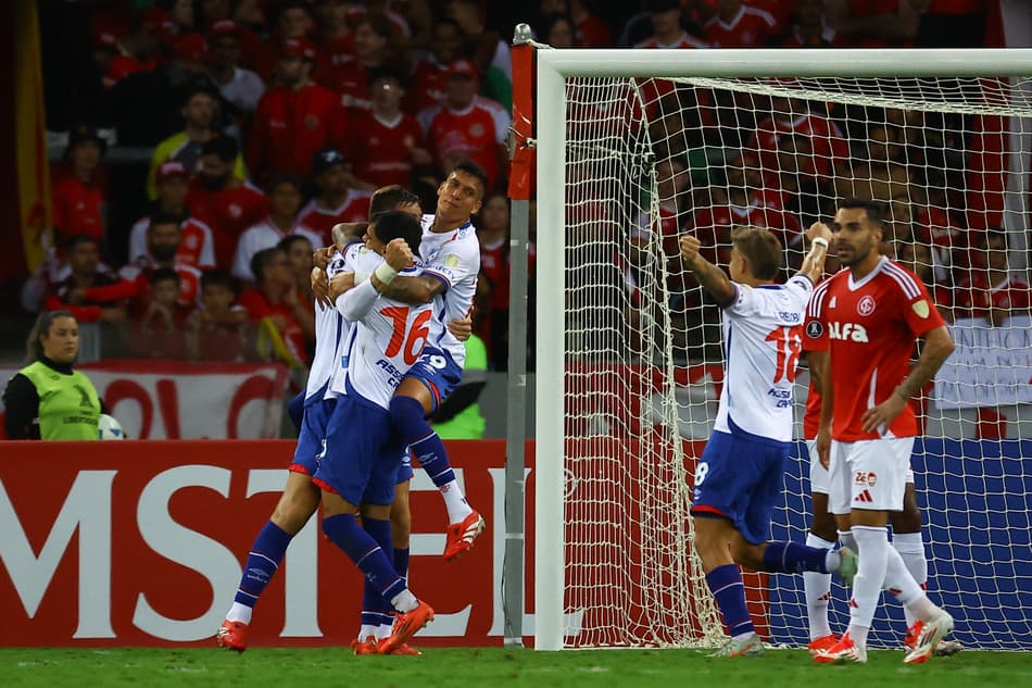 Jogadores comemoram o gol em Internacional x Nacional-URU, no Beira-Rio. (foto: SILVIO AVILA / AFP)