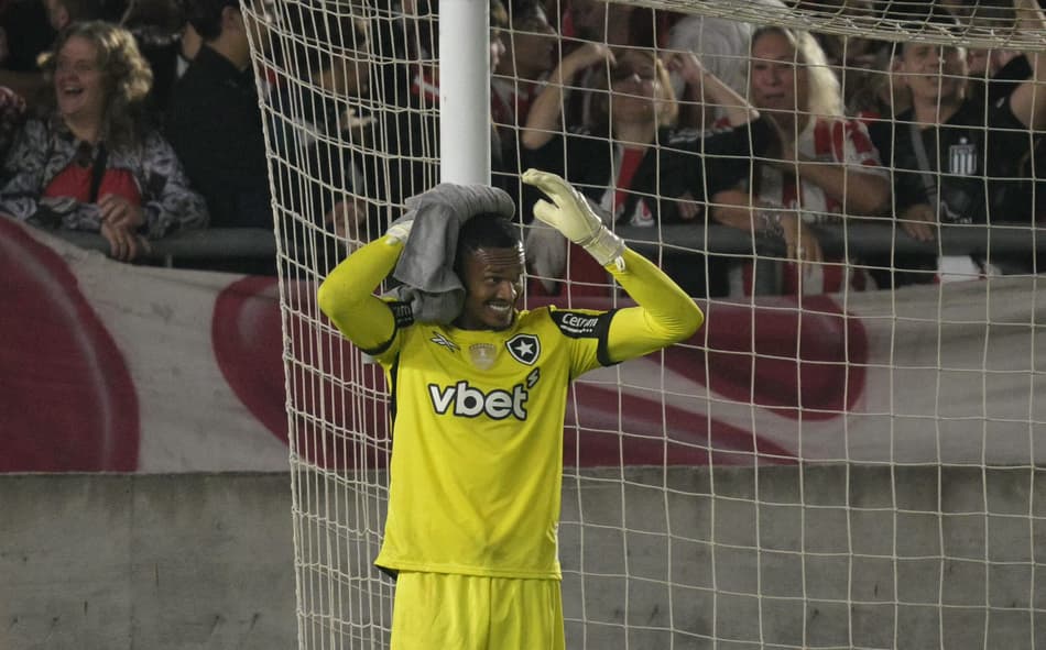 Goleiro John, do Botafogo, lamenta falha no jogo contra o Estudiantes, na Argentina, pela Libertadores