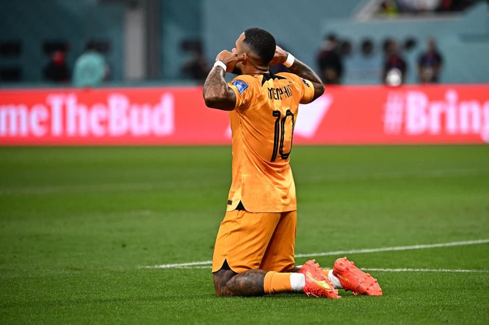 Memphis Depay comemora gol pela Holanda com sua forma característica
