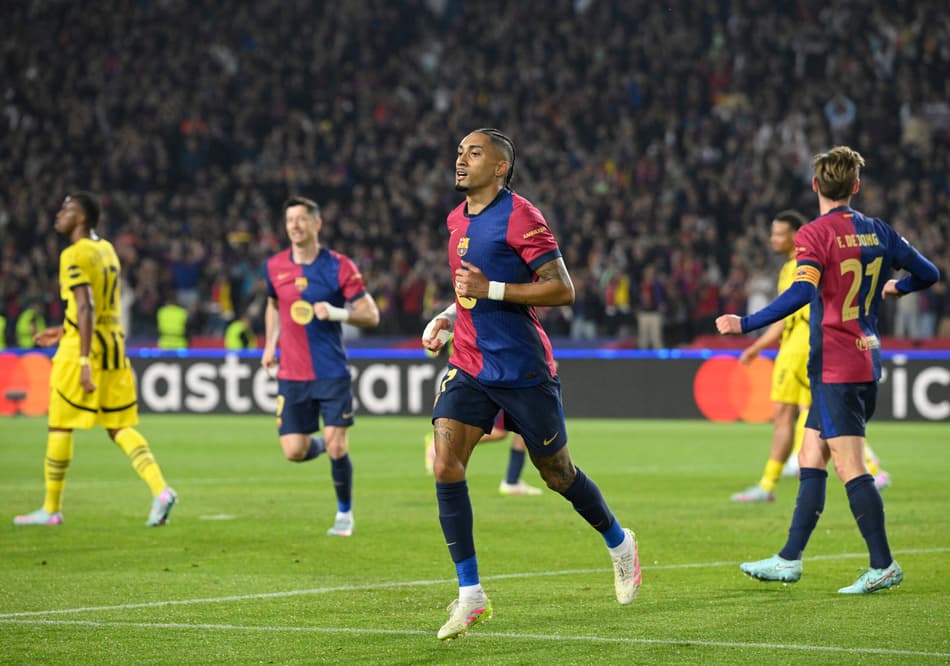Raphinha comemora gol marcado pelo Barcelona sobre o Dortmund, na Champions