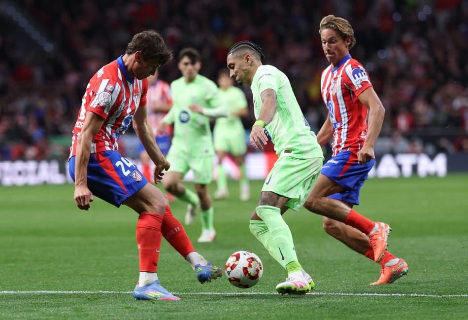 Raphinha, do Barcelona, encara defesa do Atlético de Madrid na semifinal da Copa do Rei