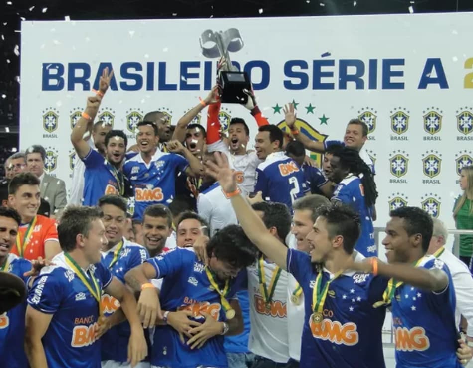 Time do Cruzeiro levanta a taça de campeão brasileiro 2013 Foto: Mauricio Paulucci