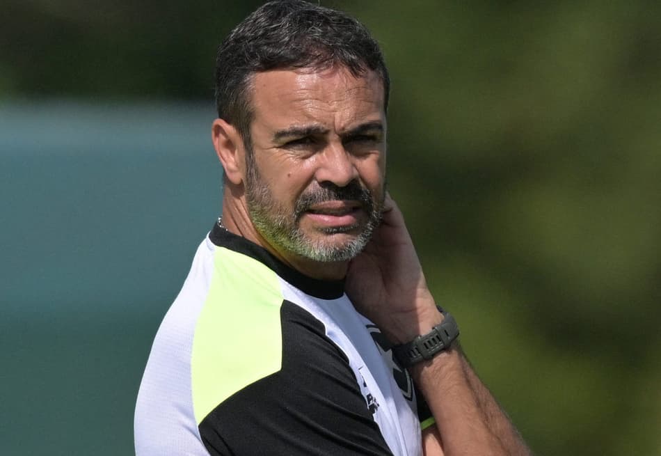 Técnico Artur Jorge em treino do Botafogo em Buenos Aires. (foto: Juan MABROMATA / AFP)