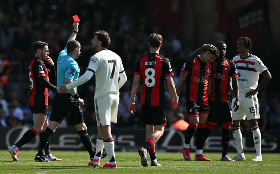 Após erro de arbitragem, cartão vermelho de brasileiro da Premier League é anulado