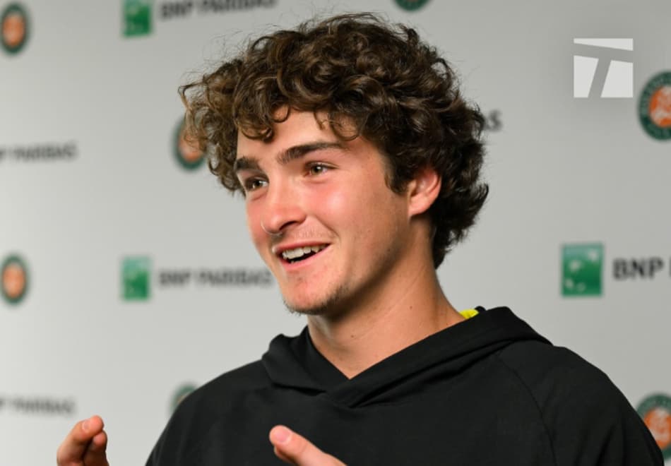 João Fonseca durante entrevista em Roland Garros (Tennis Channel)